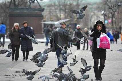 Манежная площадь. На снимке: прохожие люди и стая голубей.