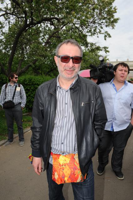 Парк Горького. Фестиваль искусств `Черешневый лес`. Посадка деревьев. На снимке: музыкант Евгений Маргулис.