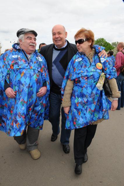 Парк Горького. Фестиваль искусств `Черешневый лес`. Посадка деревьев. На снимке: директор Российского государственного театрального агентства, генеральный продюсер фестиваля `Крещендо` Давид Смелянский и специальный представитель президента РФ по международному культурному сотрудничеству Михаил Швыдкой (слева направо).