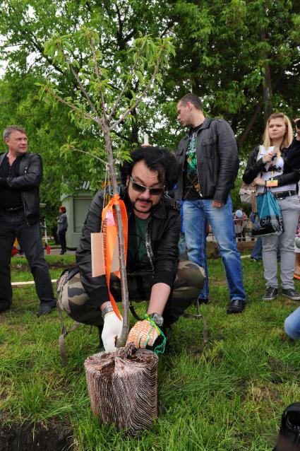 Парк Горького. Фестиваль искусств `Черешневый лес`. Посадка деревьев. На снимке: певец Филипп Киркоров.