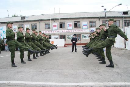 20 алтайских новобранцев отправляются служить в Президентский полк. На снимке: тренировка на плацу.