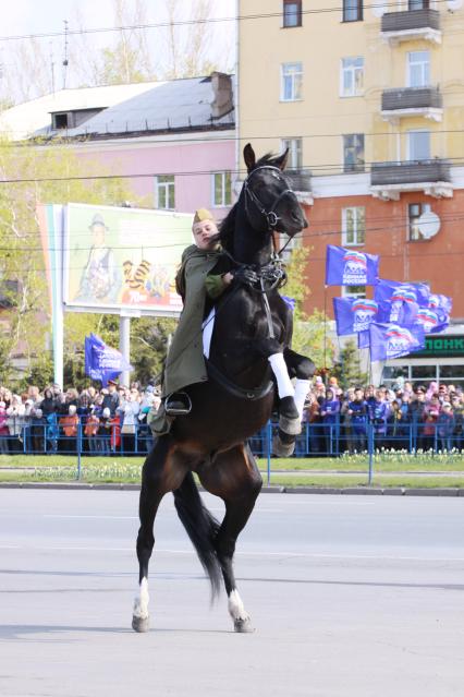 Наездник в форме образца Великой Отечественной войны на лощади.