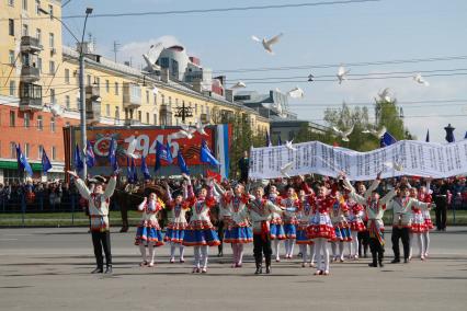 Выступление детского ансамбля на празднике.