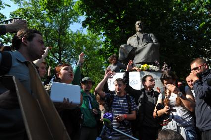 Чистопрудный бульвар. `Народные гуляния` оппозиции. На снимке:участники акции у памятника казахскому поэту Абаю Кунанбаеву.