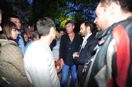 Чистопрудный бульвар. `Народные гуляния` оппозиции. На снимке: сопредседатель движения `Солидарность` Борис Немцов (в центре).