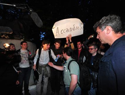 Чистопрудный бульвар. `Народные гуляния` оппозиции. На снимке: сопредседатель движения `Солидарность` Борис Немцов (справа).
