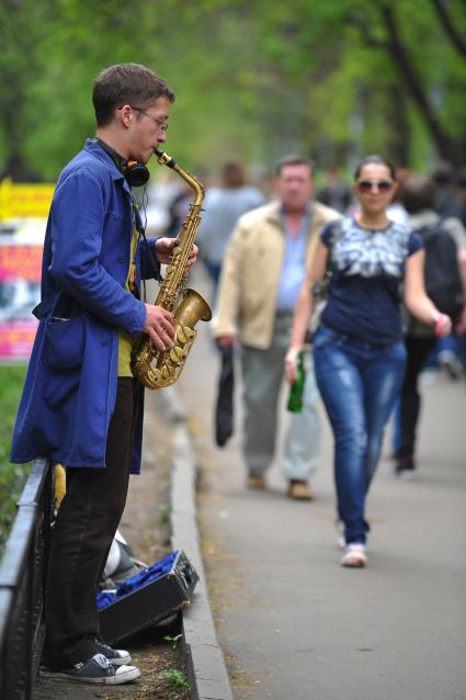Уличный музыкант. На снимке: саксофонист на городской улице.