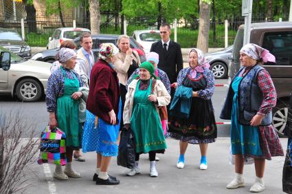 Участницы фольклорного коллектива `Бурановские бабушки`по дороге у гостиницы `Корстон`.