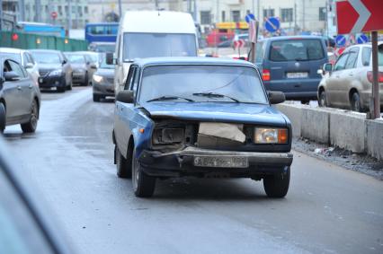 По дороге едет автомобиль ВАЗ без фары.