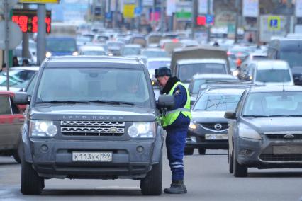 Новый Арбат. На снимке: сотрудник ДПС проверяет документы у водителя Land Rover.