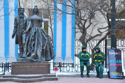 Старый Арбат. На снимке: памятник Александру Пушкину и Натальи Гончаровой.