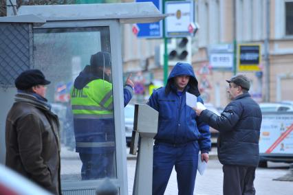 Новый Арбат. На снимке: сотрудник ДПС во время дежурства.