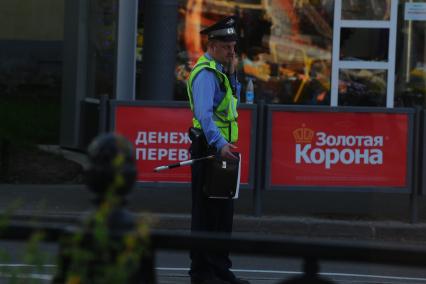 Полицейский  перед табличкой Денежные переводы.