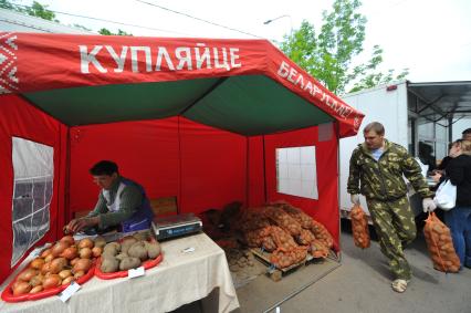 Белорусская ярмарка. На снимке: торговля луком и картофелем