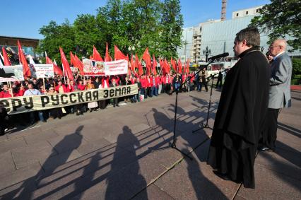 Митинг `В защиту семьи, Родины и веры` на Пушкинской площади. На снимке: политолог Сергей Кургинян и протоиерей Всеволод Чаплин (на переднем плане ).