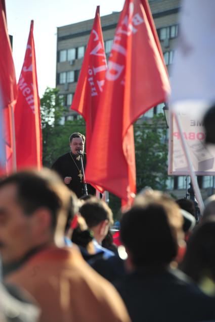 Митинг `В защиту семьи, Родины и веры` на Пушкинской площади. На снимке: протоиерей Всеволод Чаплин (в центре).