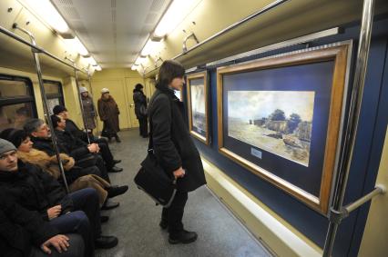 `Поезд-акварель` на Арбатско-Покровской линии Московского метрополитена. На снимке: пассажиры в вагоне поезда.