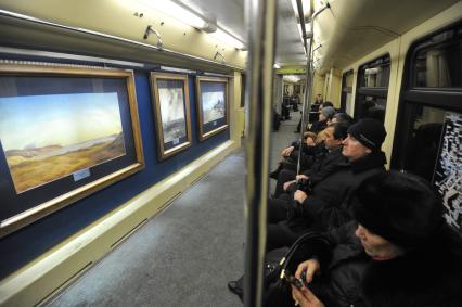 `Поезд-акварель` на Арбатско-Покровской линии Московского метрополитена. На снимке: пассажиры в вагоне поезда.