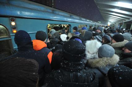 Станция `Выхино` Московского метрополитена. На снимке: пассажиры заходят в вагон.