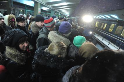 Станция `Выхино` Московского метрополитена. На снимке: пассажиры ожидают поезда на платформе.