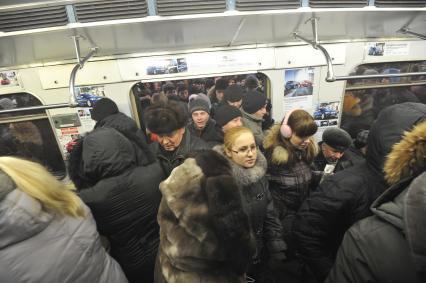 Станция `Выхино` Московского метрополитена. На снимке: пассажиры заходят в вагон.