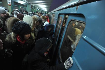 Станция `Выхино` Московского метрополитена. На снимке: пассажиры заходят в вагон.