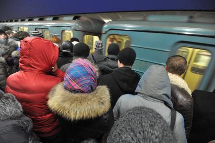 Станция `Выхино` Московского метрополитена. На снимке: пассажиры заходят в вагон.