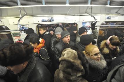 Станция `Выхино` Московского метрополитена. На снимке: пассажиры заходят в вагон.