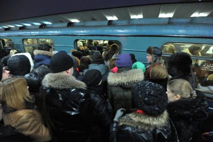 Станция `Выхино` Московского метрополитена. На снимке: пассажиры заходят в вагон.