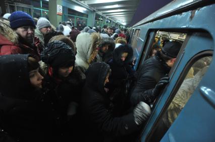 Станция `Выхино` Московского метрополитена. На снимке: пассажиры заходят в вагон.