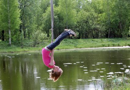 девочка катаеться на тарзанке 
22.05.2012