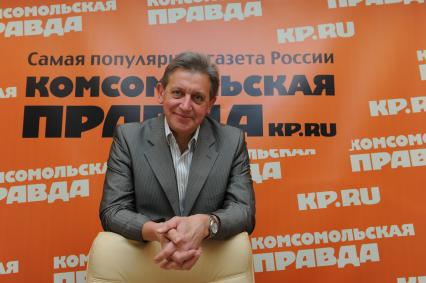 ИД `Комсомольская правда`. Начальник Управления
визовой и регистрационной работы ФМС России, генерал ФМС Александр Аксенов.