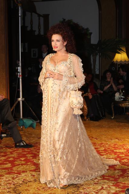 Golden Ring Club. Fashion Show `Самые завидные невесты России` дизайнера Ольги Русан. На снимке: актриса Эвелиной Бледанс.