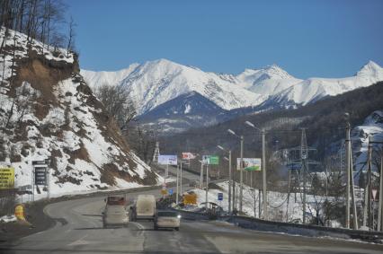 Сочи. `Красная Поляна`. На снимке: автомобильная дорога.