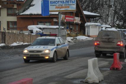 Сочи. `Красная Поляна`. На снимке: автомобиль ДПС.