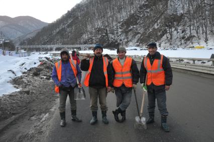 Сочи. `Красная Поляна`. На снимке: рабочие.