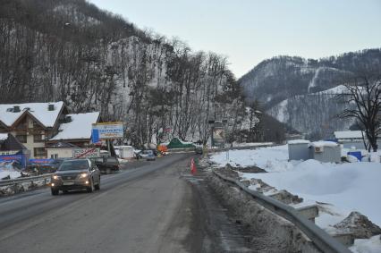 Сочи. `Красная Поляна`. На снимке: автомобильная дорога.