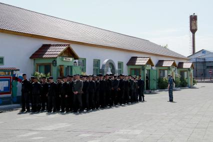 Колония общего режима. Осужденные выстроились на плацу.