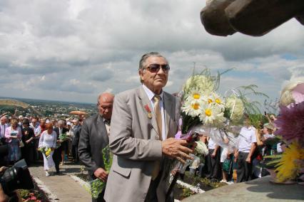 Шукшинский кинофестиваль. Село Сростки, гора Пикет. На снимке: актер театра и кино Алексей Ванин возлагает цветы к памятнику Василию Шукшину.