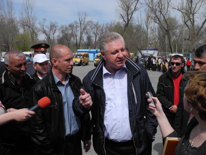 Мэр Астрахани Михаил Столяров (в центре) на площади у памятника Кирову.