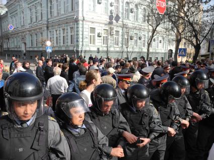 Голодовка в Астрахани, организованная бывшим кандидатом в мэры г. Астрахань Олегом Шеиным и группой его сторонников против результатов выборов мэра Астрахани и по их заявлениям сфальсифицированных. На снимке: участники акции в воддержку Олега Шеина.