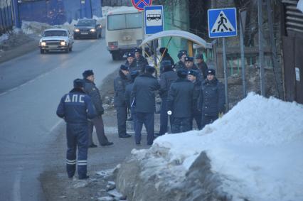 Сочи. `Красная Поляна`. На снимке: сотрудники правоохранительных органов стоят на остановке общественного транспорта.