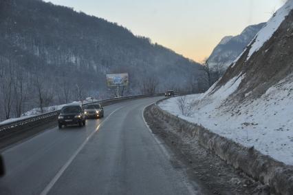 Сочи. `Красная Поляна`. На снимке: автомобильная дорога.