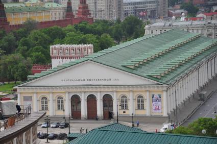 Вид на здание Центрального выставочного зала `Манеж` с крыши отеля Ritz Carlton.