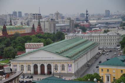 Вид на здание Центрального выставочного зала `Манеж` с крыши отеля Ritz Carlton.