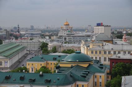 Вид на здание Центрального выставочного зала `Манеж` и Храм Христа Спасителя с крыши отеля Ritz Carlton.