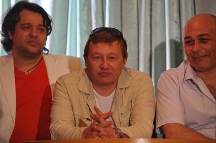 Кинофестиваль `Зверолашъ`. На снимке: режиссер, актер Олег Фомин (в центре).