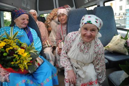 Участницы фольклорного коллектива `Бурановские бабушки`приехали в гости в министерство культуры.