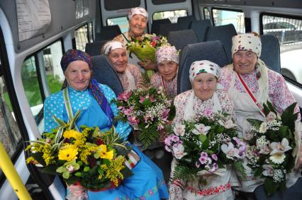 Участницы фольклорного коллектива `Бурановские бабушки`приехали в гости в министерство культуры.