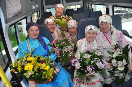 Участницы фольклорного коллектива `Бурановские бабушки`приехали в гости в министерство культуры.